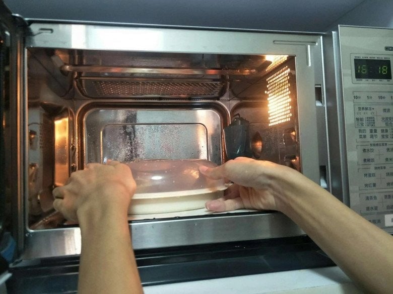 Lò vi sóng sử dụng bức xạ vi sóng để tạo nhiệt bằng cách kích thích các phân tử nước trong thực phẩm. 