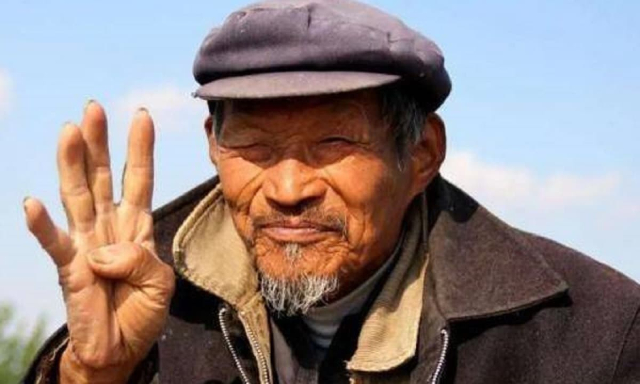 Một người già luôn biết yêu thương, quan tâm đến con cháu    
