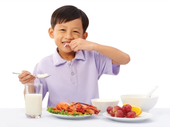 Hãy rèn cho con thói quen ăn uống, ngủ nghỉ khoa học. (Ảnh minh họa)