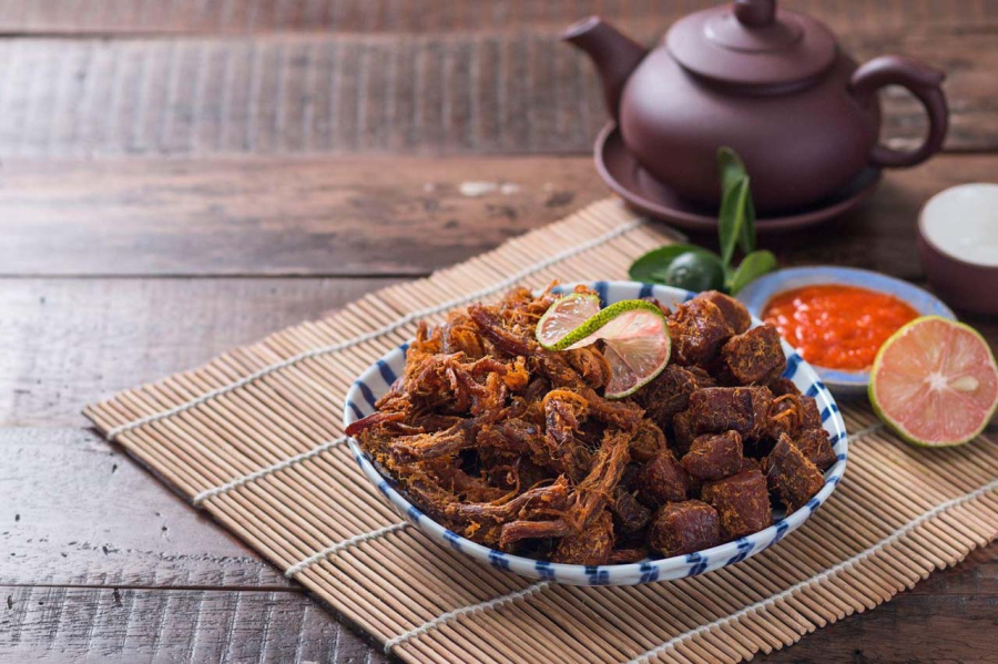 Thịt dê khô ướp tỏi là một đặc sản hấp dẫn được nhiều người ưa chuộng để làm quà tặng