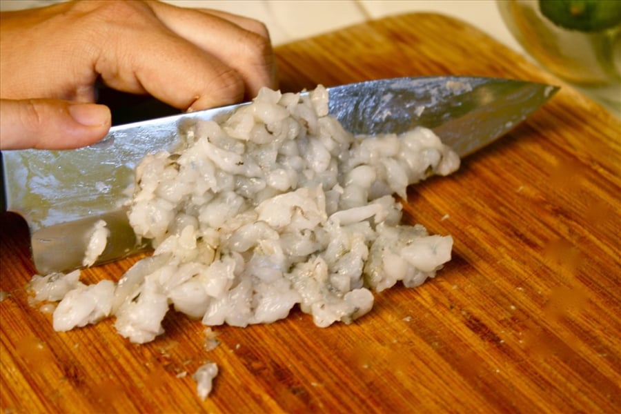 Tôm tươi sau khi mua về sẽ được mang đi rửa sạch sẽ, bóc vỏ và lấy phần chỉ đen dọc sống lưng.