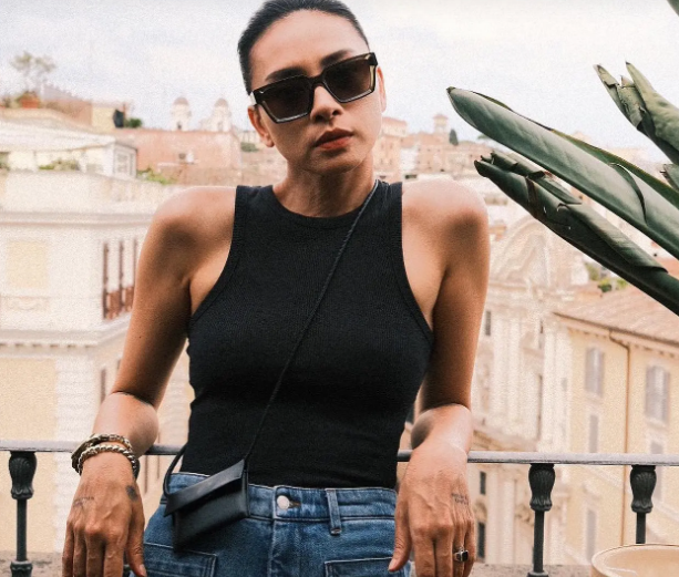 Công thức áo tank top màu đen và quần jeans xanh chẳng bao giờ lỗi mốt.
