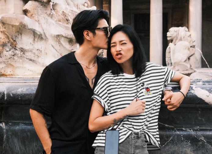 Áo thun và quần short tông màu đen mang đến hiệu quả 