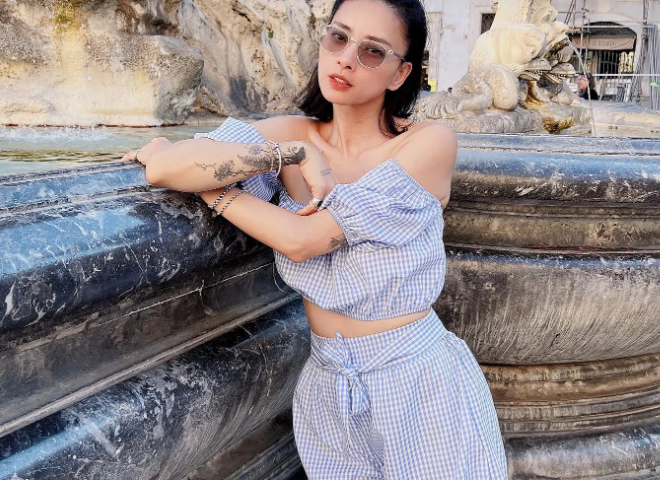 Set đồ đồng bộ gồm áo crop top và quần short họa tiết gingham nổi bật.