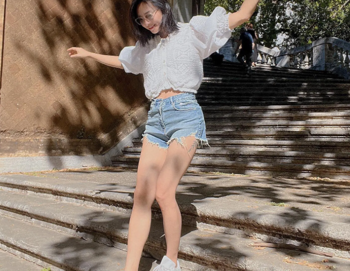 Ngô Thanh Vân đã khéo léo chọn một đôi sneaker trắng.