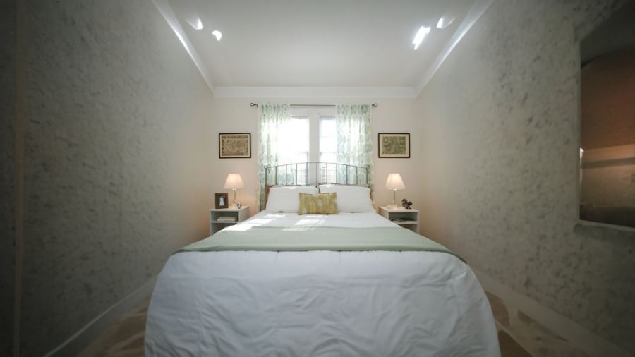 Không nên nằm ngủ quay đầu ra cửa chính cũng không nên quay ra cửa sổ