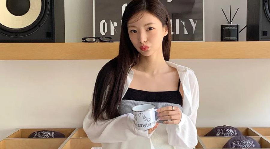Mix áo sơ mi voan mỏng với áo 2 dây là cách đơn giản nhất để làm mới phong cách