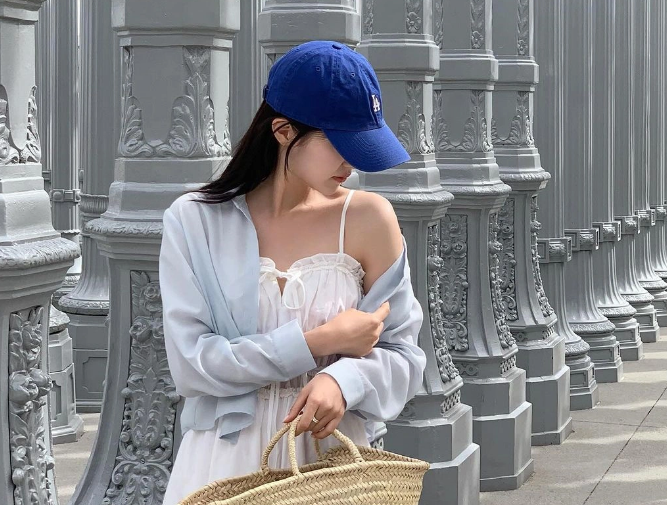 Cách mặc này tạo sự cân đối với áo sơ mi voan mỏng.