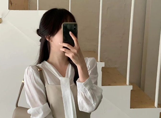 Mặc một chiếc váy 2 dây đơn giản và kết hợp với áo sơ mi voan mỏng để tạo lớp phủ nhẹ nhàng 