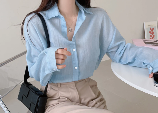 Áo sơ mi voan mỏng cũng dễ dàng kết hợp với quần âu hoặc quần jeans để tạo nên một outfit năng động. 