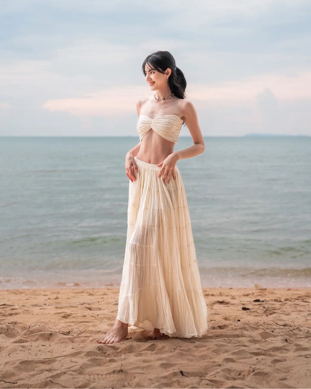 Mai Davika gợi ý cho chị em diện một set áo cúp ngực + chân váy dài.
