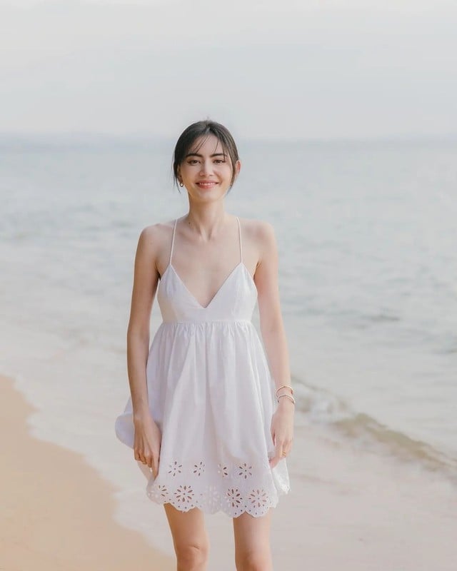 Những chiếc váy hai dây trắng chính là chân ái của mỹ nhân này.