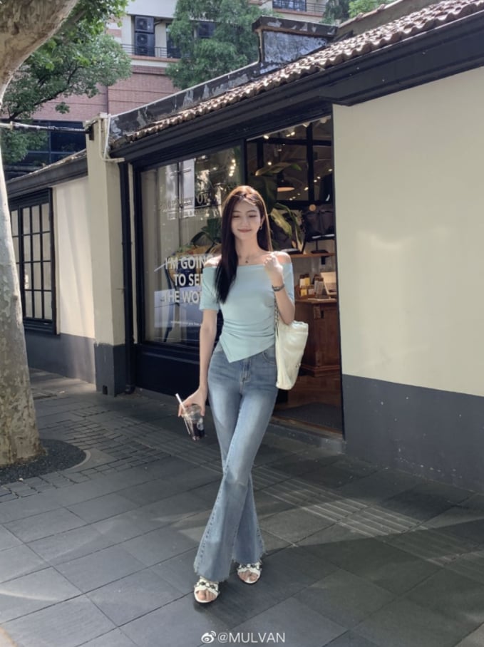 Mẫu áo trễ vai, bất đối xứng kết hợp ăn ý với quần jeans ống loe,