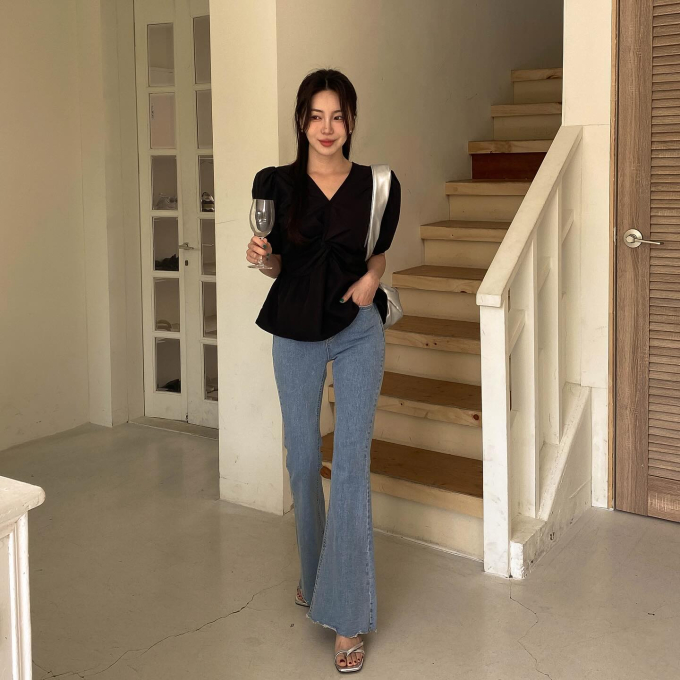 Với áo đen hãy mặc cùng quần jeans xanh, ống loe, vẻ ngoài sẽ trẻ ra vài tuổi. 