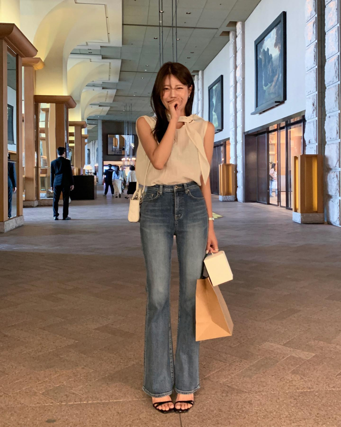 Áo sát nách diện mẫu áo này cùng với quần jeans ống loe