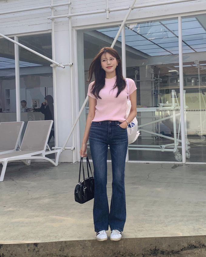 Combo áo màu hồng pastel và quần jeans ống loe phong cách