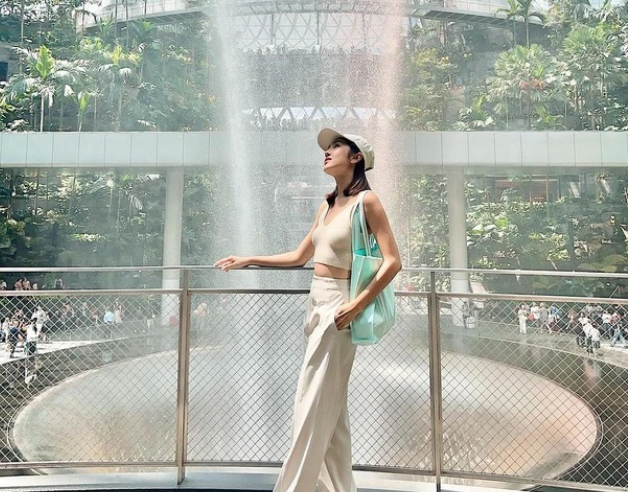 Với dáng áo này, độ gợi cảm được tăng lên gấp đôi với phần xẻ sâu ở rãnh ngực.