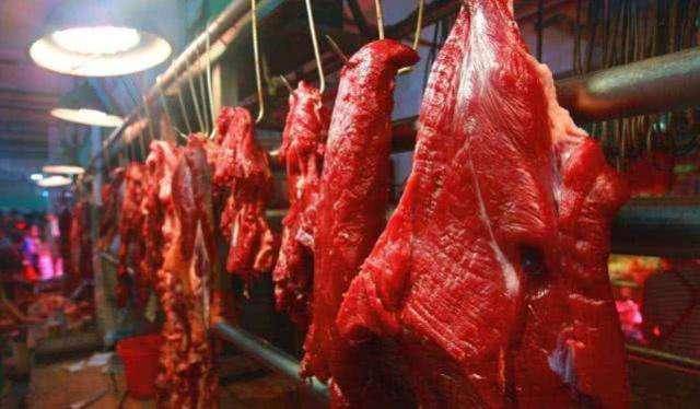 Thịt bò treo lên nhìn hấp dẫn và dễ bảo quản hơn    