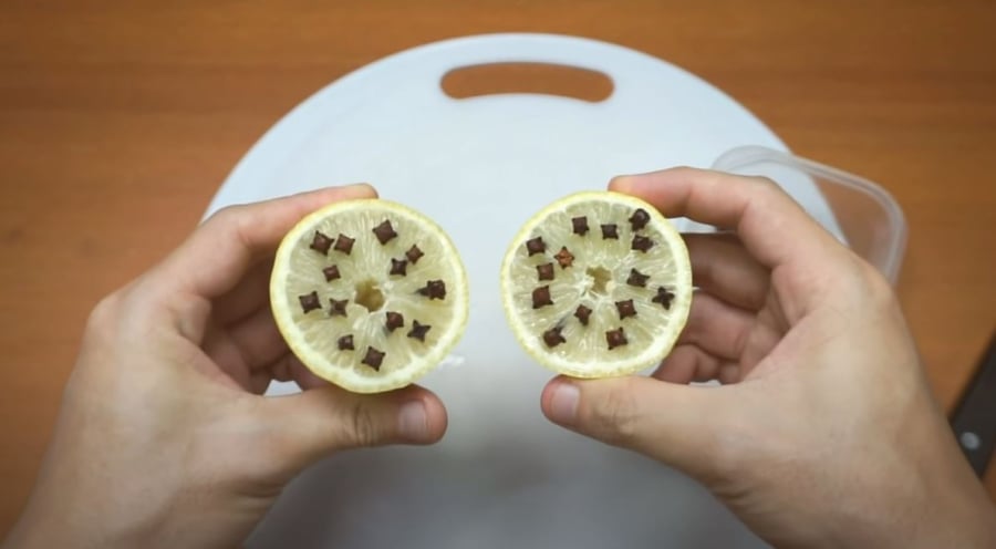 Căm đinh hương vào chanh rồi đặt ở trong nhà sẽ giúp xua đuổi muỗi mà không làm ảnh hưởng đến sức khỏe của con người.