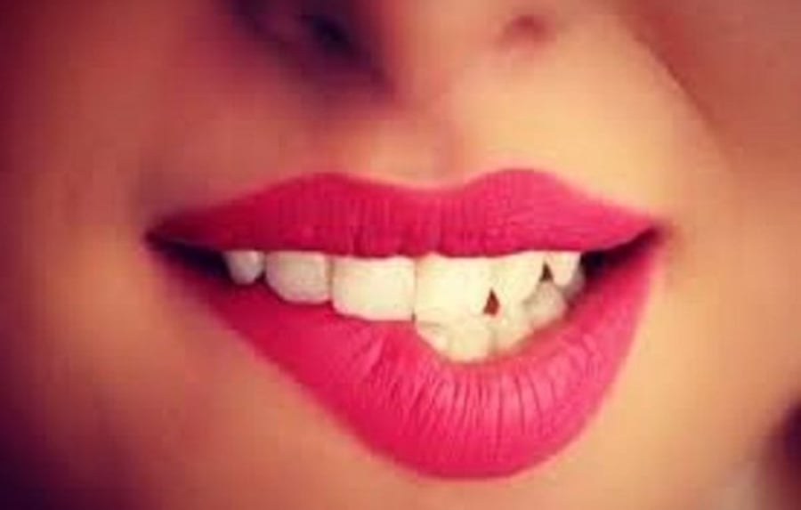 Cắn môi được cho rằng một điềm báo cho tương lai.