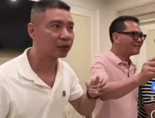 Công Lý khiến netizen lo lắng vì khoảnh khắc đi nhậu cùng bạn bè thân thiết