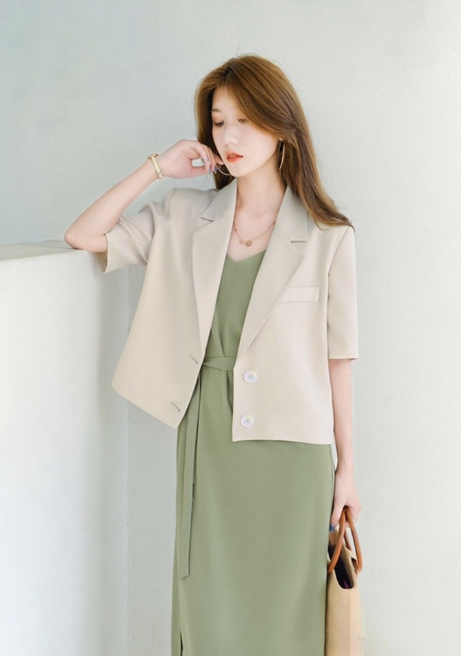 Đừng quên lựa chọn những chiếc áo blazer dáng croptop với chất liệu cotton hoặc linen mát mẻ nh