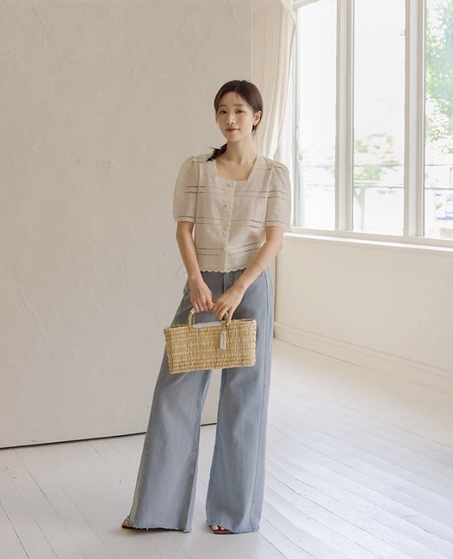 Có rất nhiều mẫu áo blouse đáng để đầu tư trong mùa Hè, điển hình như áo blouse trắng.