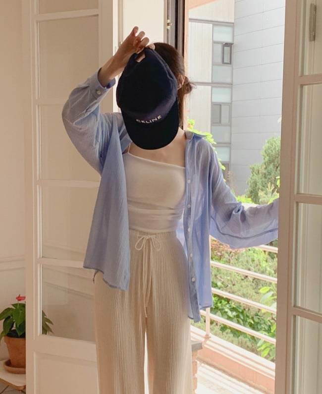 Muốn diện áo sơ mi xuyên thấu thì nên chọn dáng rộng thay vì dáng ôm.