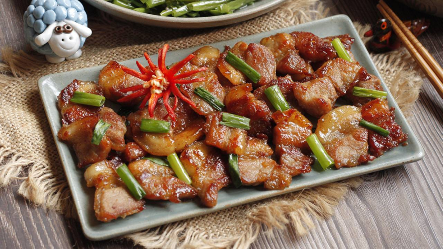 Thịt ba chỉ rang cháy cạnh có hương vị thơm ngon, cực kỳ đưa cơm