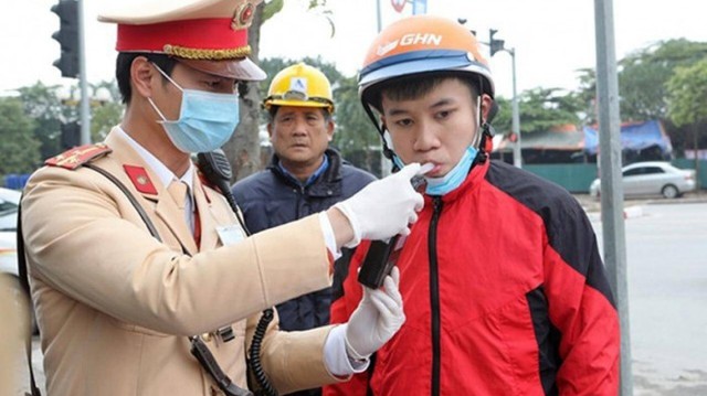Chỉ uống 1 chén rượu có bị thổi nồng độ cồn