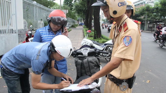 Khi người vi phạm luật giao thông bị lập biên bản vi phạm hành chính nhưng không tự nguyện ký vào biên bản thì biên bản vẫn có giá trị.