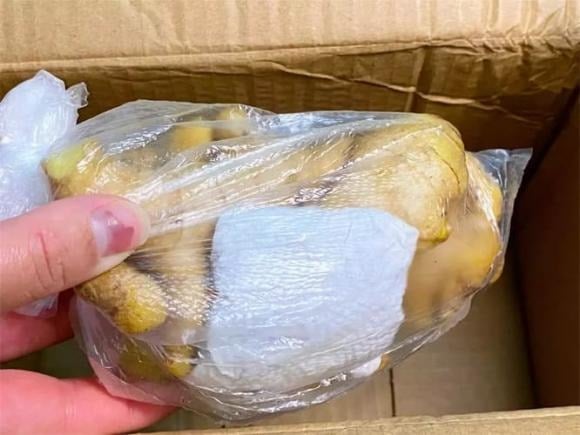 Bắt đầu bằng cách rửa sạch gừng dưới vòi nước và ngâm trong dung dịch nước muối loãng khoảng 15 phút.