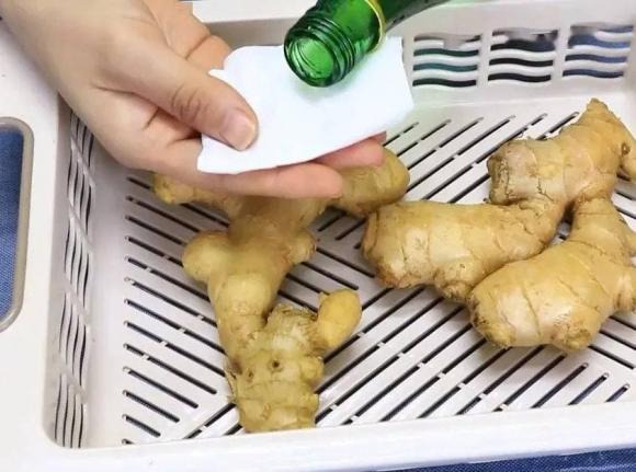 Sau khi rửa sạch gừng, hãy lau khô bề mặt của nó.