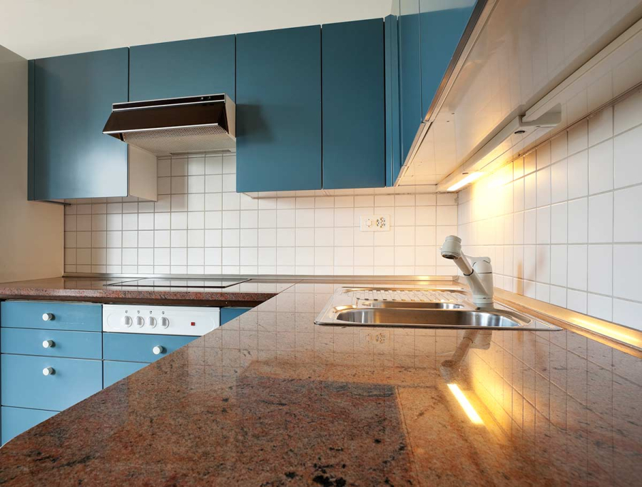 Xịt hỗn hợp nói trên lên trên bề mặt sàn gạch và để vài phút rồi lau rửa lại sẽ giúp sạch hơn.