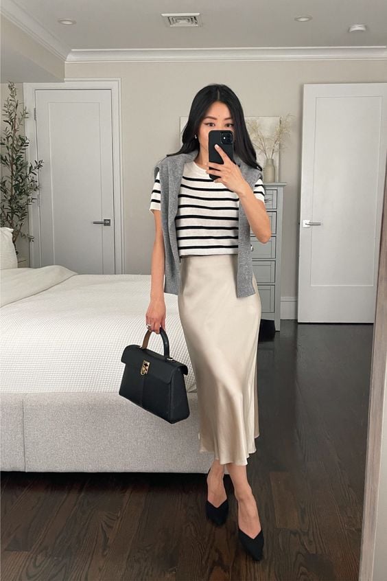 Các nàng có thể mix chân váy lụa với áo thun và khoác nhẹ chiếc áo len bên ngoài.