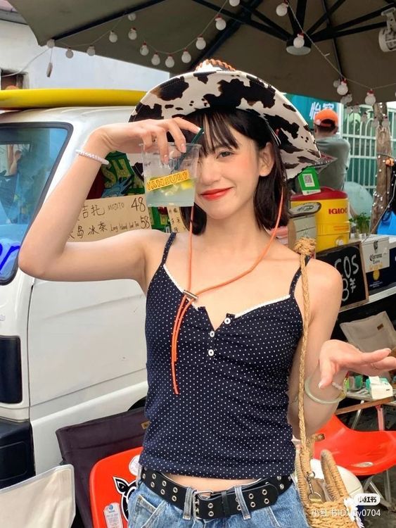 Áo hai dây luôn là lựa chọn hàng đầu cho mùa hè. 