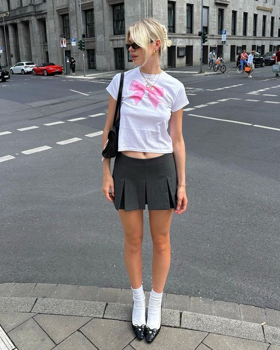 Áo graphic baby tee với các họa tiết, slogan hoặc hình ảnh cool còn thể hiện được cá tính và phong cách riêng của người mặc. 