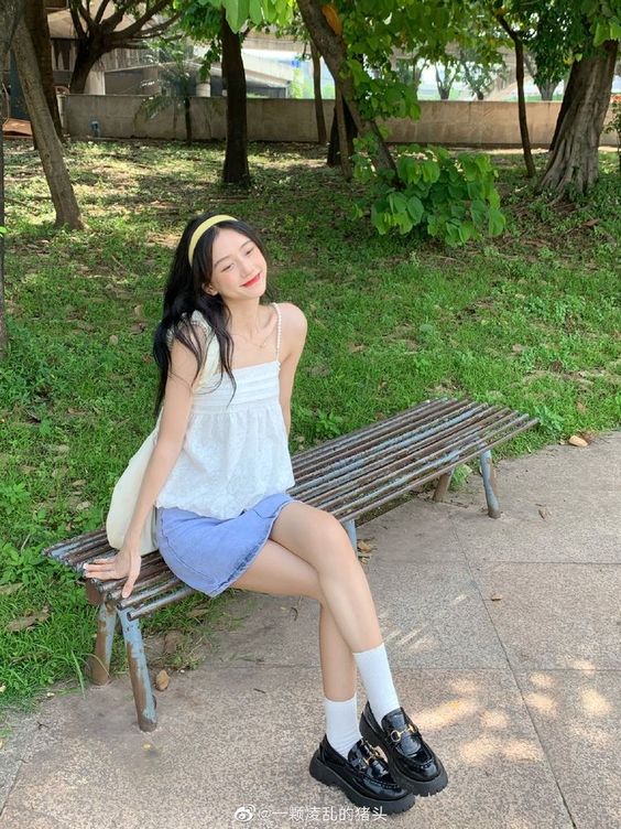 Áo ống babydoll có thể dễ dàng biến tấu cùng với quần jeans ống suông, chân váy ngắn..