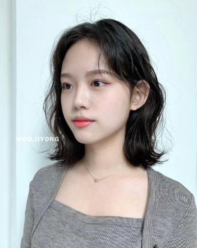 Tóc ngắn xoăn không chỉ có sự nữ tính mà còn ghi điểm ở nét ngọt ngào.