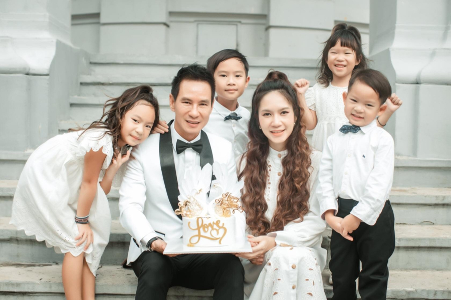 Gia đình hạnh phúc hiện tại của cặp đôi nổi tiếng