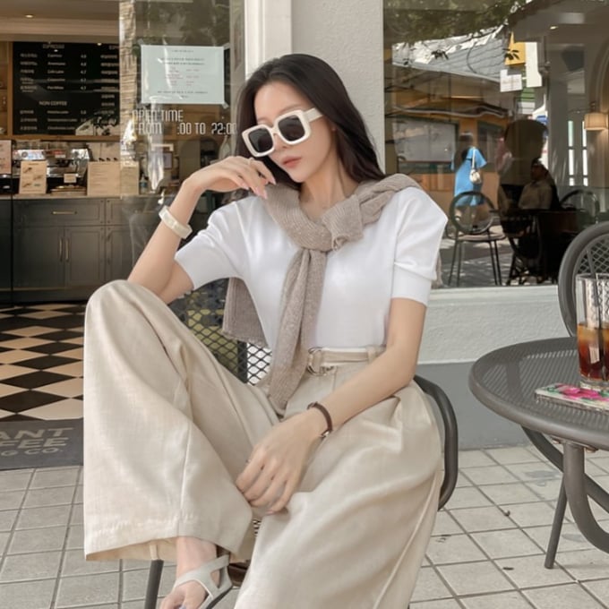  Xoay quanh áo thun cũng có nhiều phiên bản, dễ khiến quý cô ngoài 40 tuổi bối rối khi lựa chọn. 