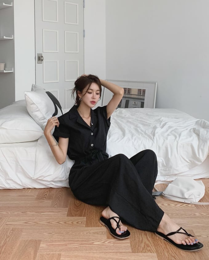 Nếu chọn giày dép mang tông màu trung tính, quý cô trên 40 tuổi chỉ cần đem theo 1 - 2 đôi là ổn. 