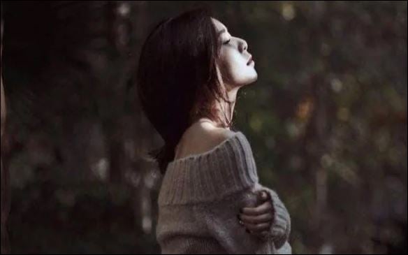 Phụ nữ luôn tìm đến những người đàn ông chịu chơi, lý do là anh ta sẽ chi tiền cho mình. (ảnh minh họa)