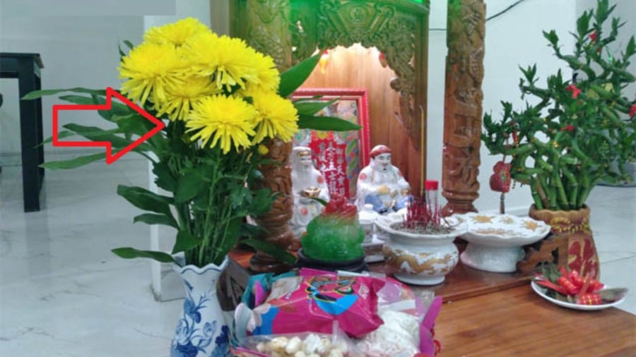 Các nhà tâm linh khuyên người dân nên dùng lọ cắm hoa thờ cúng bằng chất liệu sứ trang nhã, tạo cảm giác trang nghiêm, và đặt lên ban thờ vẫn làm đẹp không gian thờ cúng.    