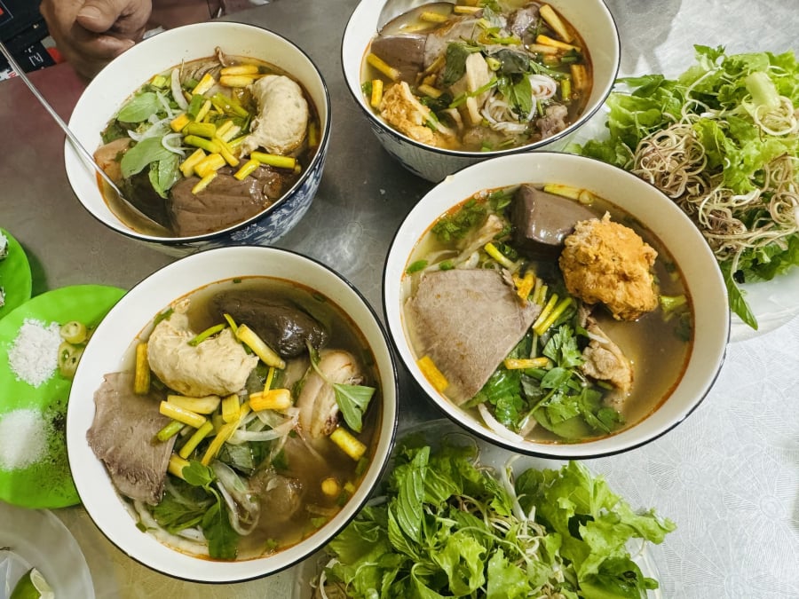 Bún bò - đặc sản mà du khách nhất định phải thứ khi du lịch Huế.