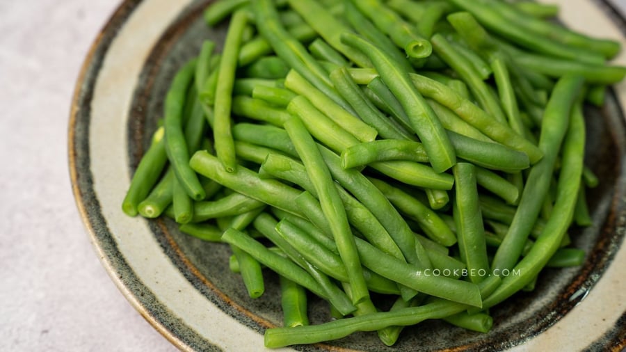 Luộc đậu đũa xanh giòn