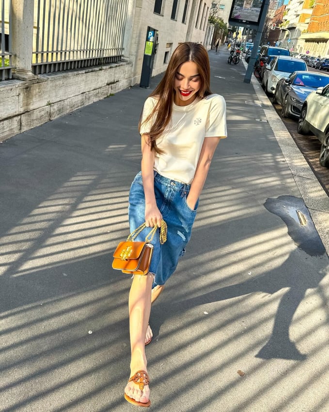 Công thức áo thun trắng kết hợp với quần denim dáng lửng đầy cá tính.