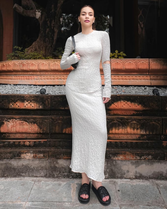 Hồ Ngọc Hà đã khéo léo tô điểm túi xách, dép lê ... 