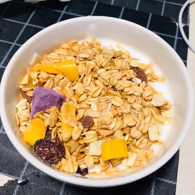 Ngũ cốc chế biến sẵn chứa lượng calo cao, kèm theo nhiều đường bổ sung và carbohydrate tinh chế