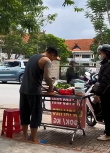 Nam Em đăng tải đoạn clip bạn trai đang bán thịt lợn. 
